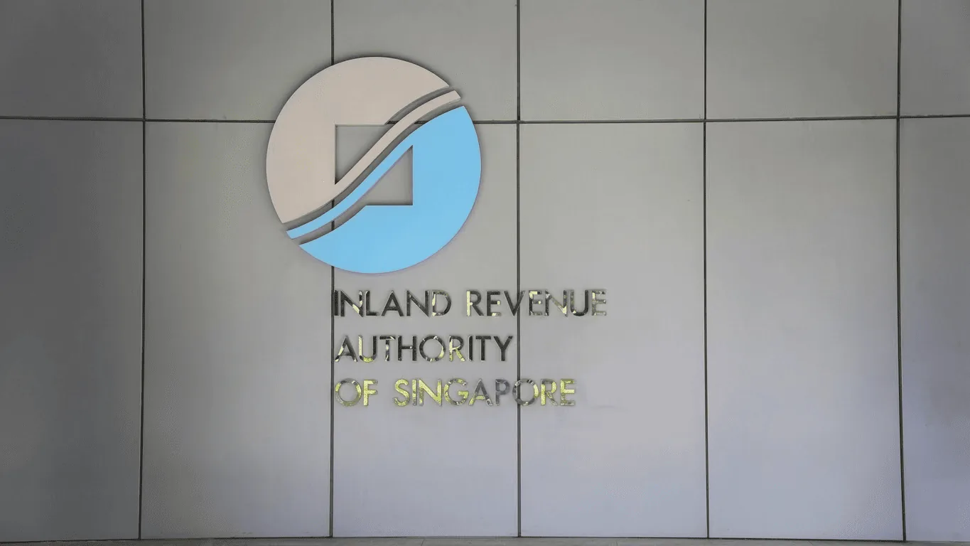 வருமான இல்லம் (Revenue House) சுவரில் சிங்கப்பூர் வருமான வரித்துறை (IRAS) லோகோ